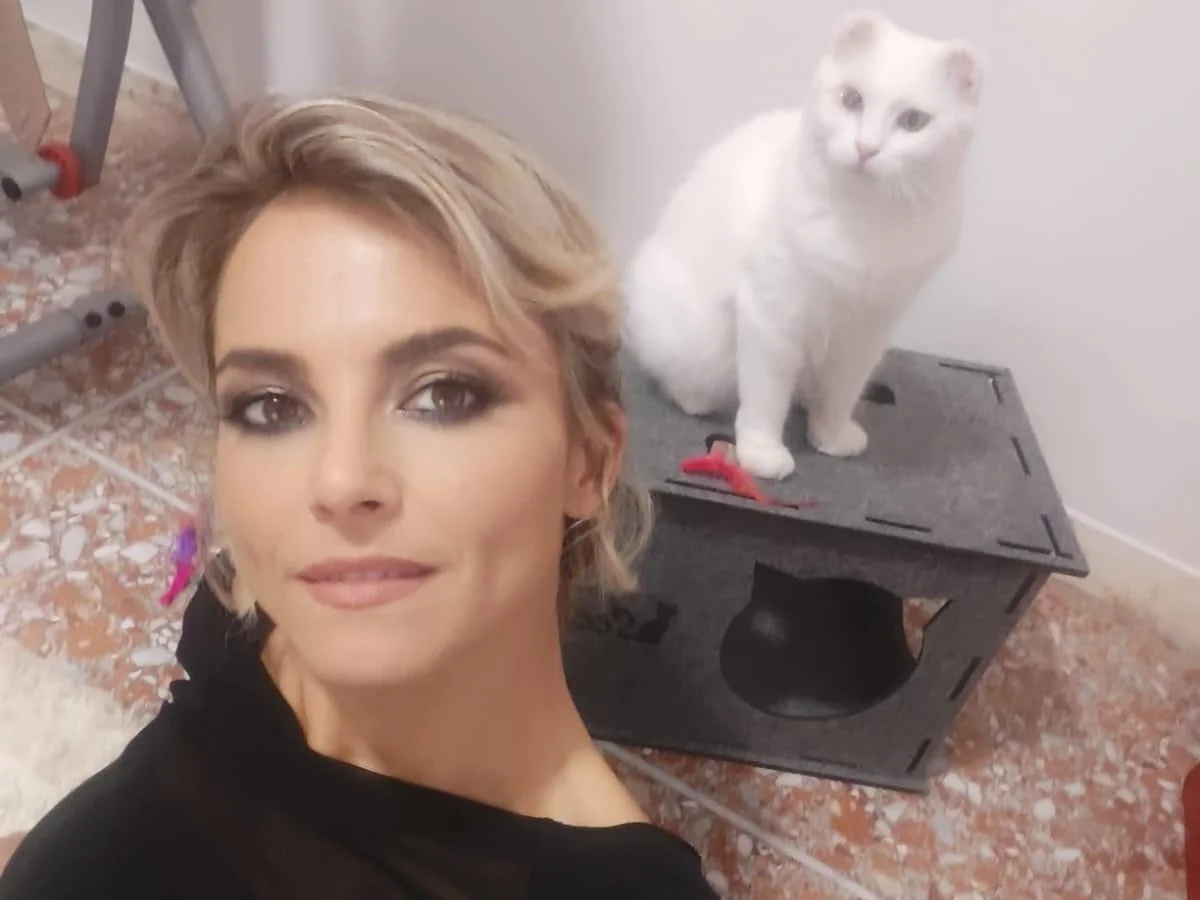 Francesca Fialdini e Myra: o afeto que ilumina o resgate de uma gata sem orelhas