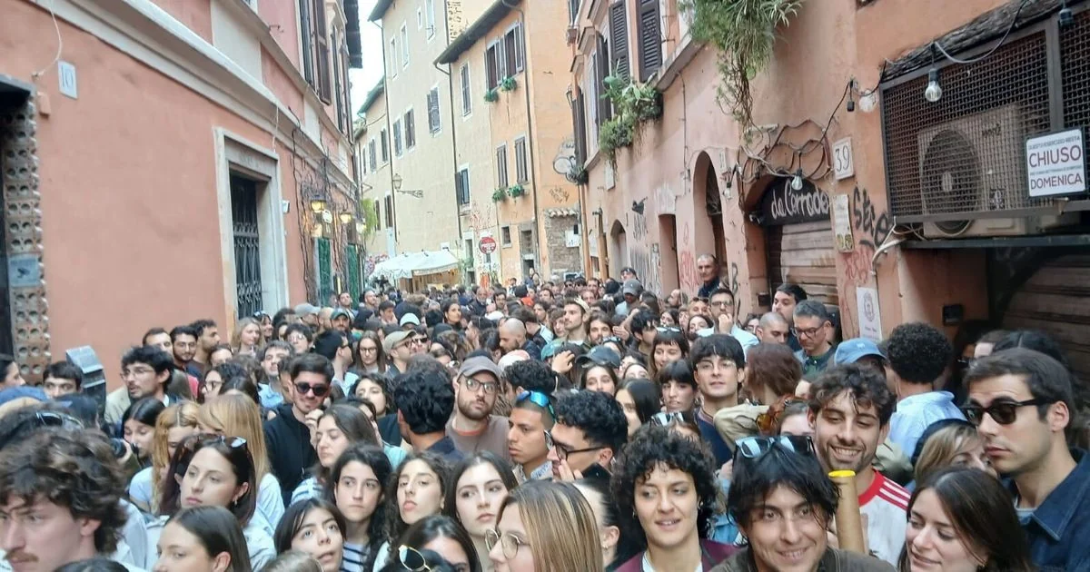 Fulminacci faz apresentação surpresa em Trastevere durante inauguração do Peroni Store