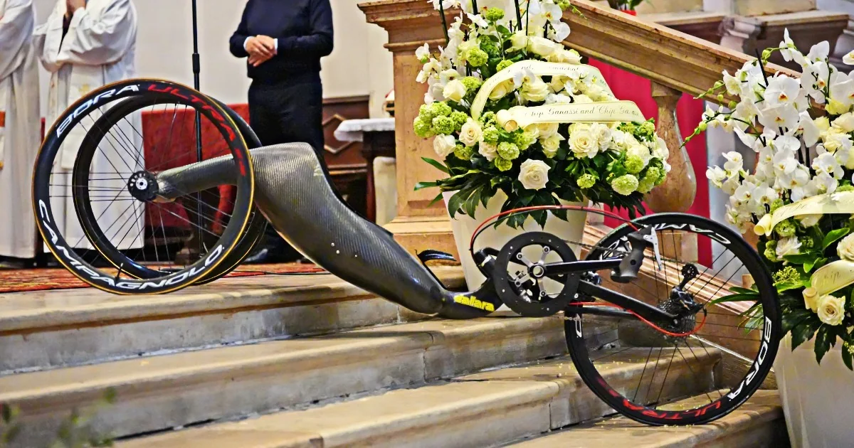 Funerais de Alex Zanardi em Pádua reúnem milhares na chuva; a handbike presente no altar