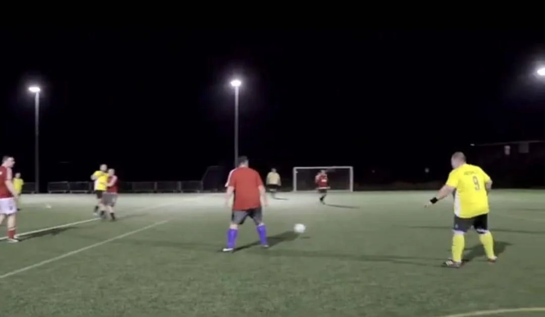 Futebol para obesos nos EUA: ligas terapêuticas que somam gols e perda de peso