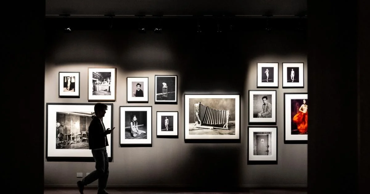 Inaugurada a Galleria Paolo Roversi no MAR de Ravenna: um lar permanente para o universo do fotógrafo ravennate