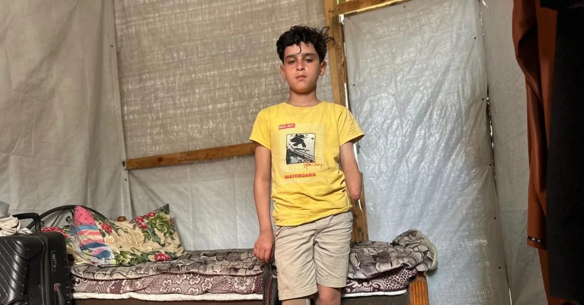 Gaza: Akram desafia a guerra sobre patins após amputação e com prótese