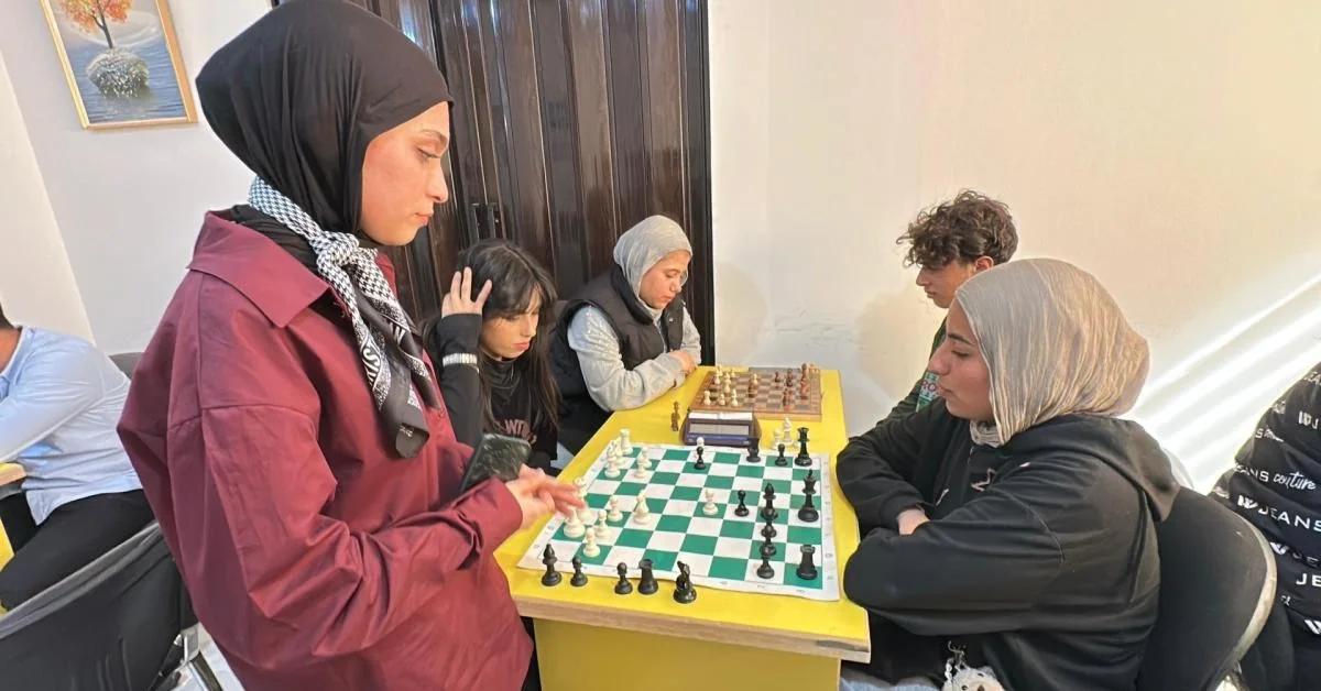 Gaza: Xadrez como refúgio — iniciativa juvenil cria espaço de resiliência e equilíbrio mental