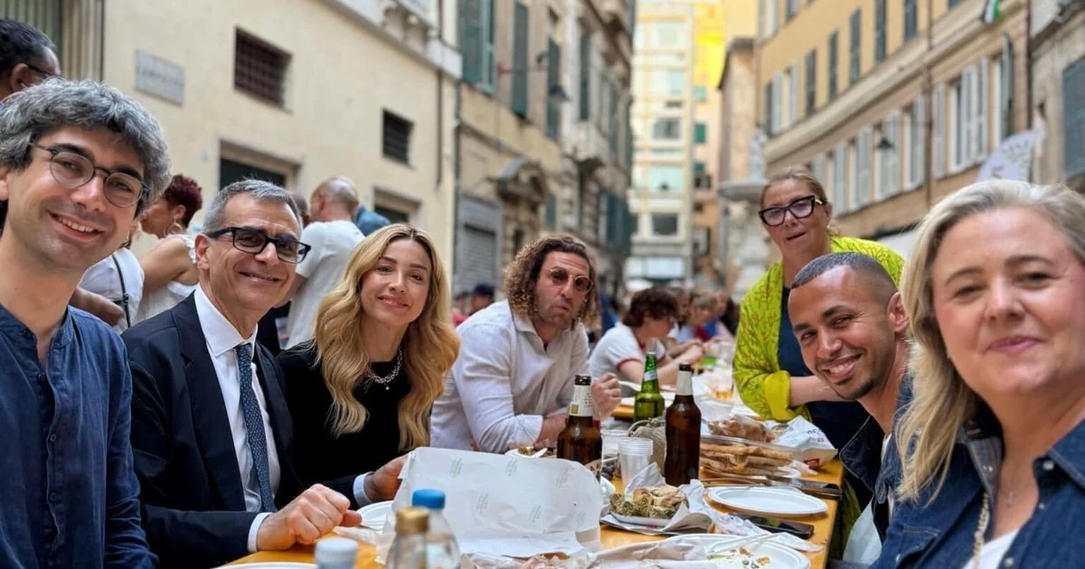 Genova reúne 5 mil na grande 'cena condivisa' dos caruggi; presença da prefeita Silvia Salis