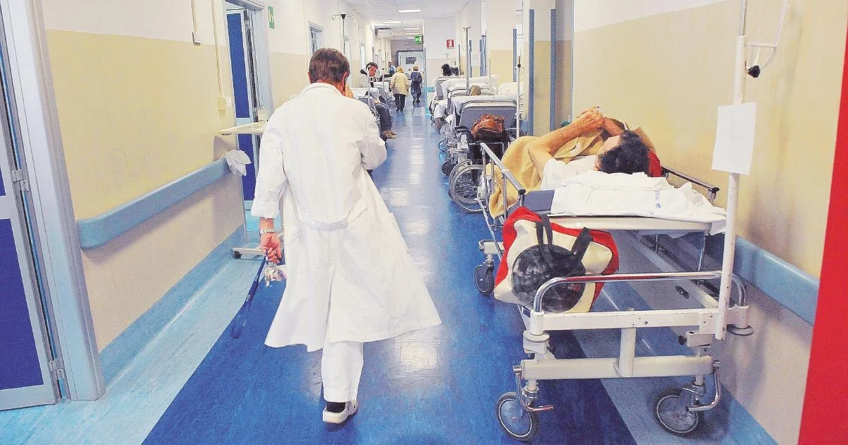 Gettonisti ainda atuam em 54% dos prontos-socorros; quadro de burnout empurra médicos ao pré-aposentadoria, privado e exterior