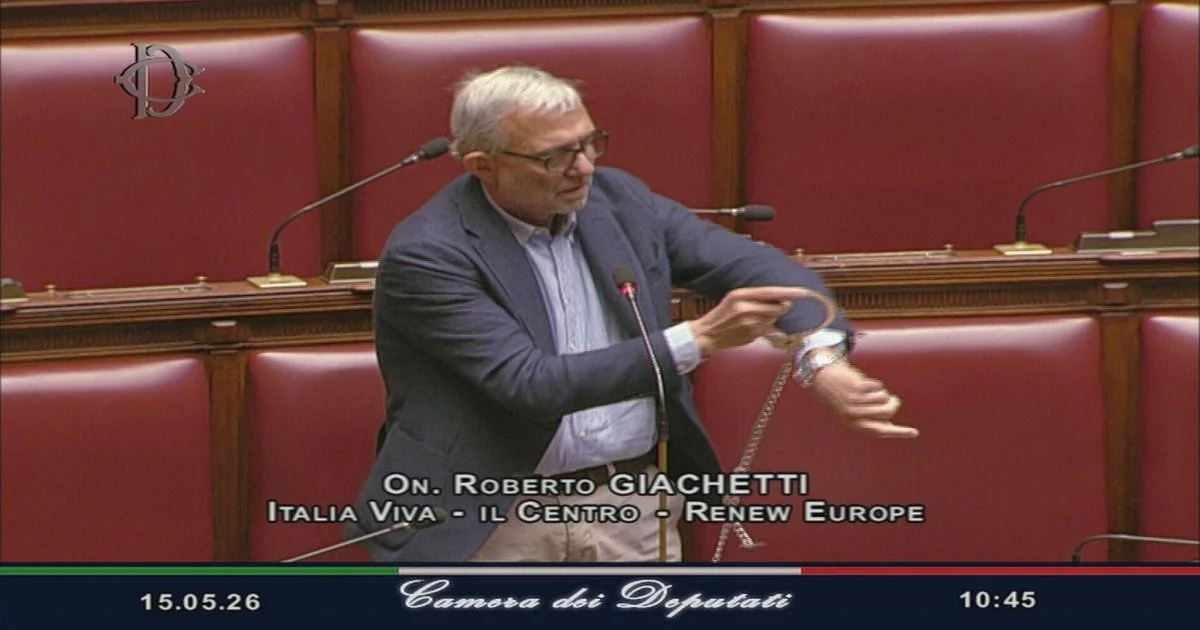 Giachetti se algema e se acorrenta na Câmara após 12 dias de greve de fome; Fontana pede solução para a Vigilância da Rai