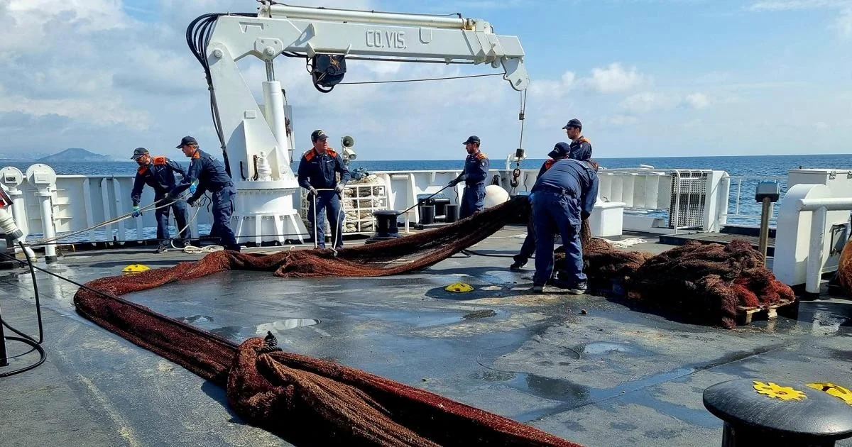 Guarda Costeira retira 300 m de redes-fantasma em Ischia para proteger o ecossistema marinho