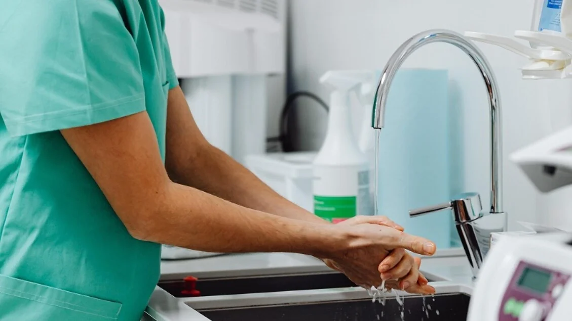 Higiene das mãos: uso de solução hidroalcoólica em hospitais italianos permanece abaixo dos padrões da OMS