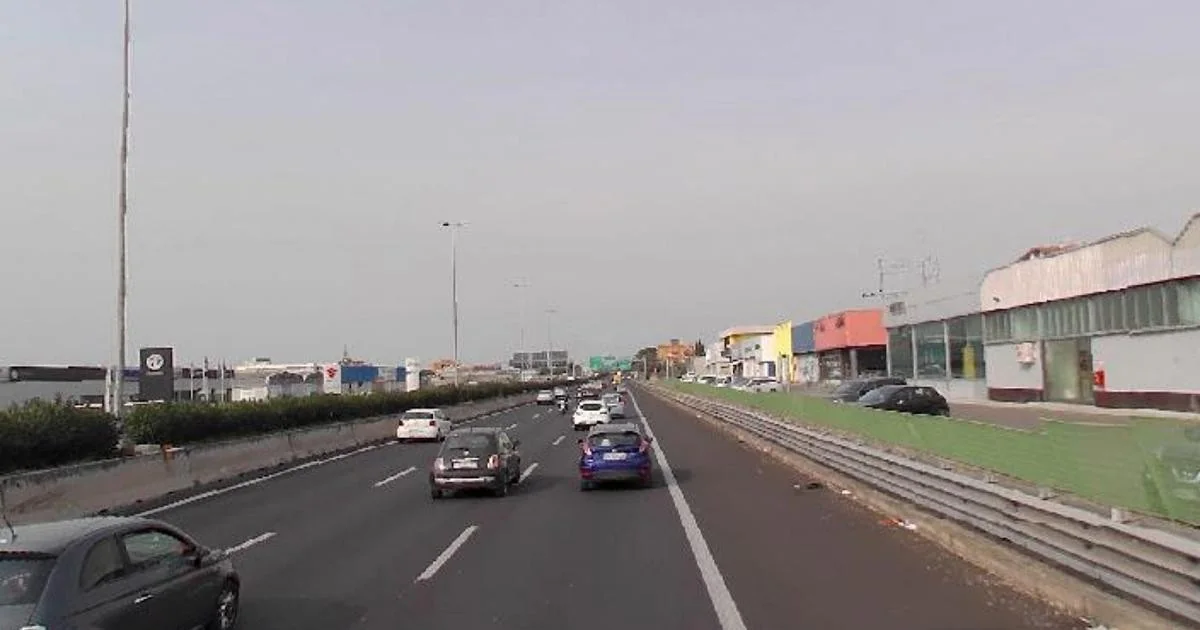 Homem de 35 anos morre ao parar para socorrer na saída Tuscolana do GRA, em Roma