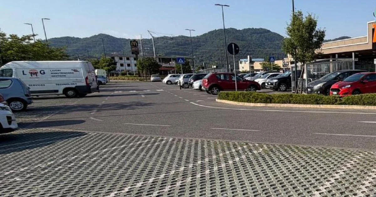 Homem de 59 anos é atingido no peito por fiocina lançada de carro em Carvico (Bergamo)