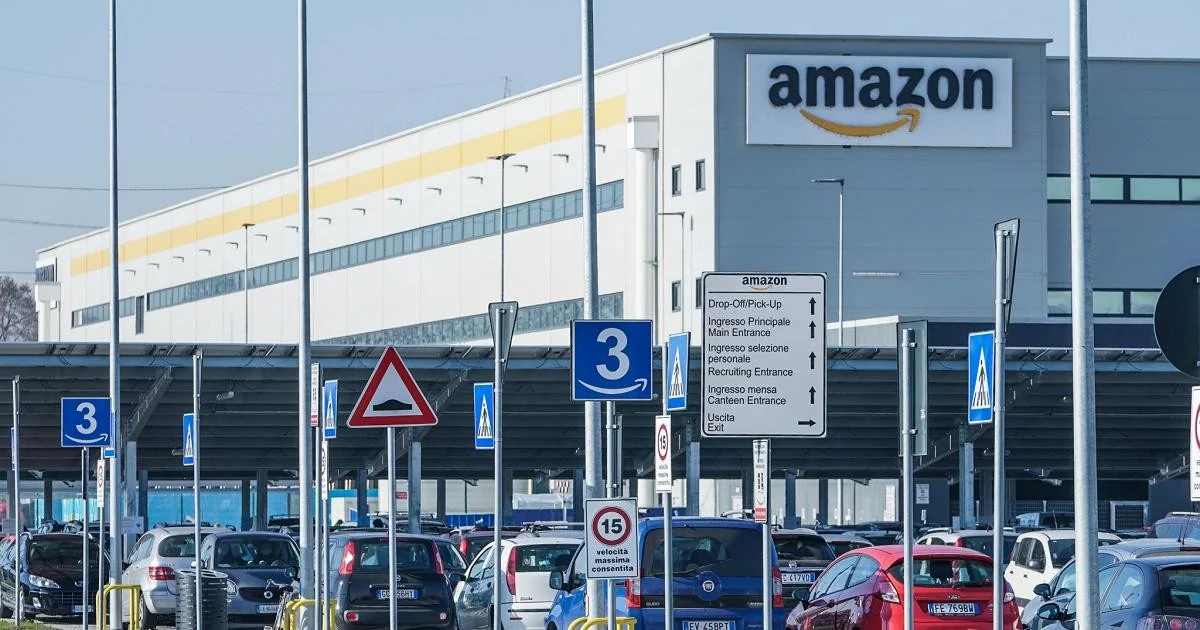 Homem se incendeia no centro de distribuição Amazon em Torrazza Piemonte; estado é gravíssimo