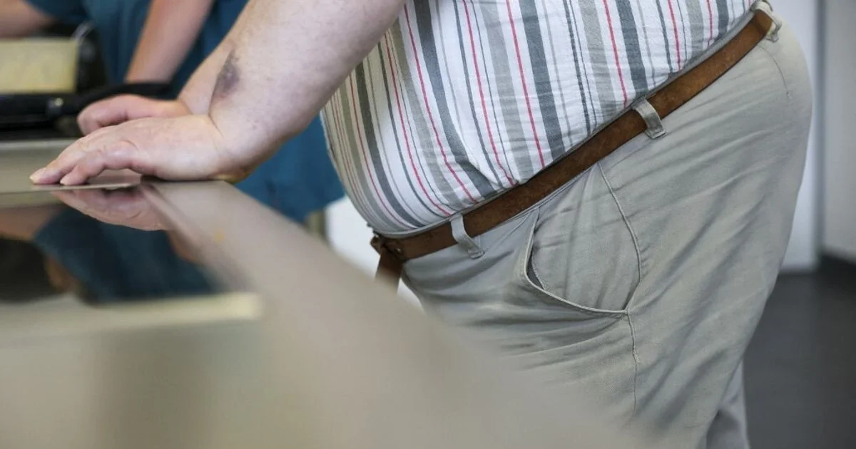 Trabalhar demais engorda? Estudo liga horas de trabalho à obesidade e aponta solução: semana de quatro dias