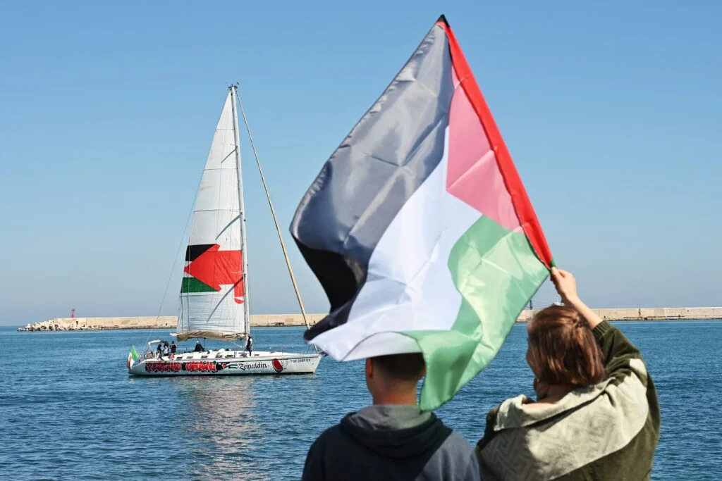 Imagens de ativistas da Flotilla algemados e de joelhos provocam reação dura da Itália e da UE