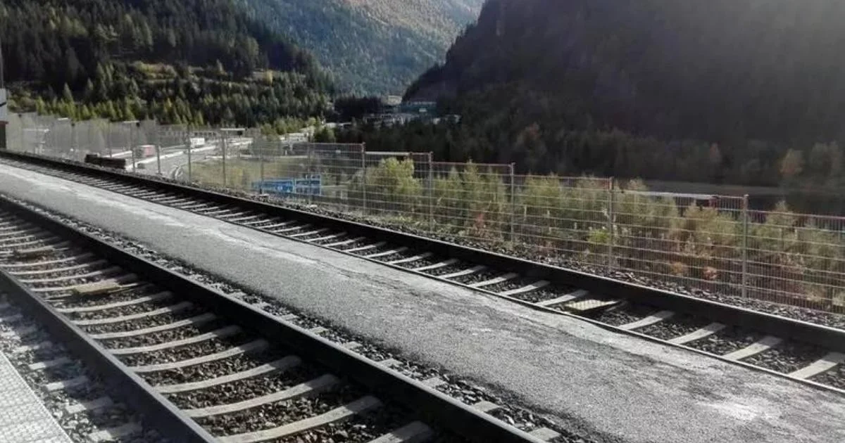 Incêndio doloso na linha ferroviária do Brennero: isqueiro e acelerantes confirmam ataque