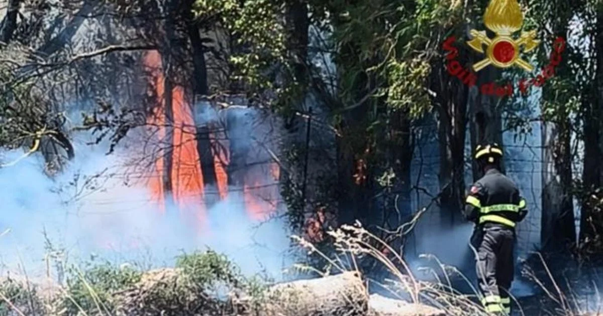 Incêndios no Sul da Sardenha ameaçam casas e base aérea de Decimomannu; bombeiros controlam focos