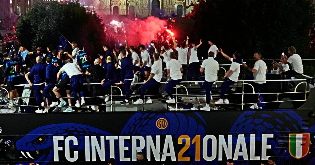 Chegada do ônibus da Inter na Piazza Duomo: multidão nerazzurra e fogos encerram a noite do scudetto
