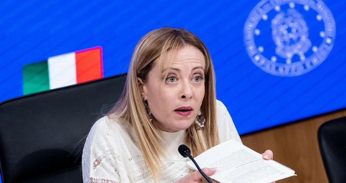 Itália cai no ranking da liberdade de imprensa; governo institui dia em memória de jornalistas mortos e Meloni reage a pergunta