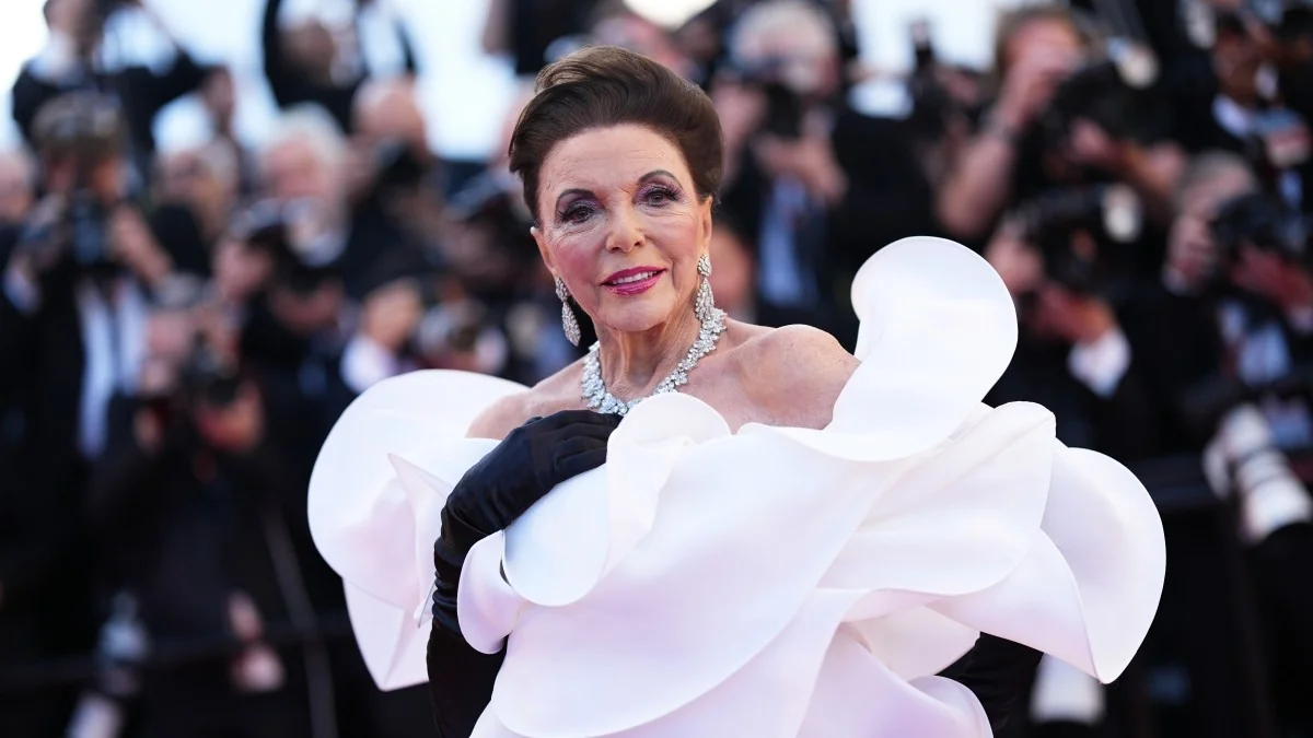 Joan Collins, 93 anos de charme: diva atemporal rouba a cena no red carpet de Cannes