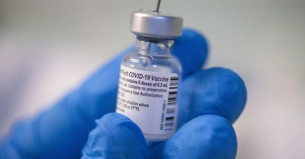 Jovem de 24 anos desenvolve cefaleia em salvas após três doses da vacina Covid da Pfizer: o que se sabe