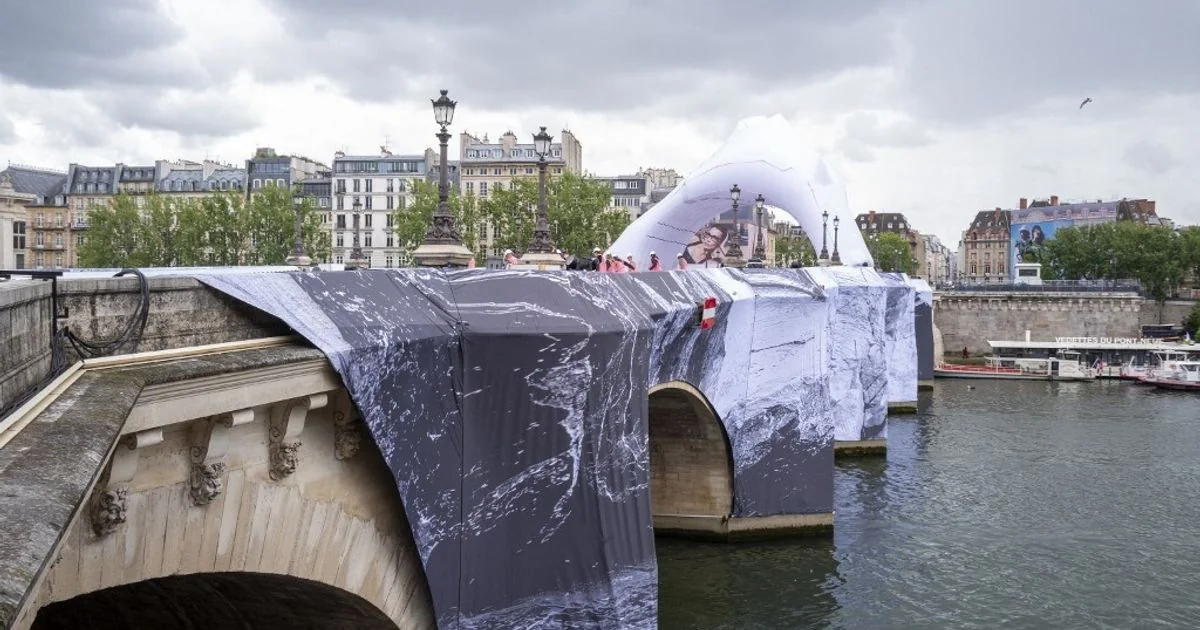 Pont Neuf transformado por JR: a imponente caverna imersiva com som de Thomas Bangalter