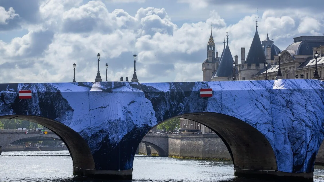 A Caverna de JR começa a surgir no histórico Pont Neuf de Paris