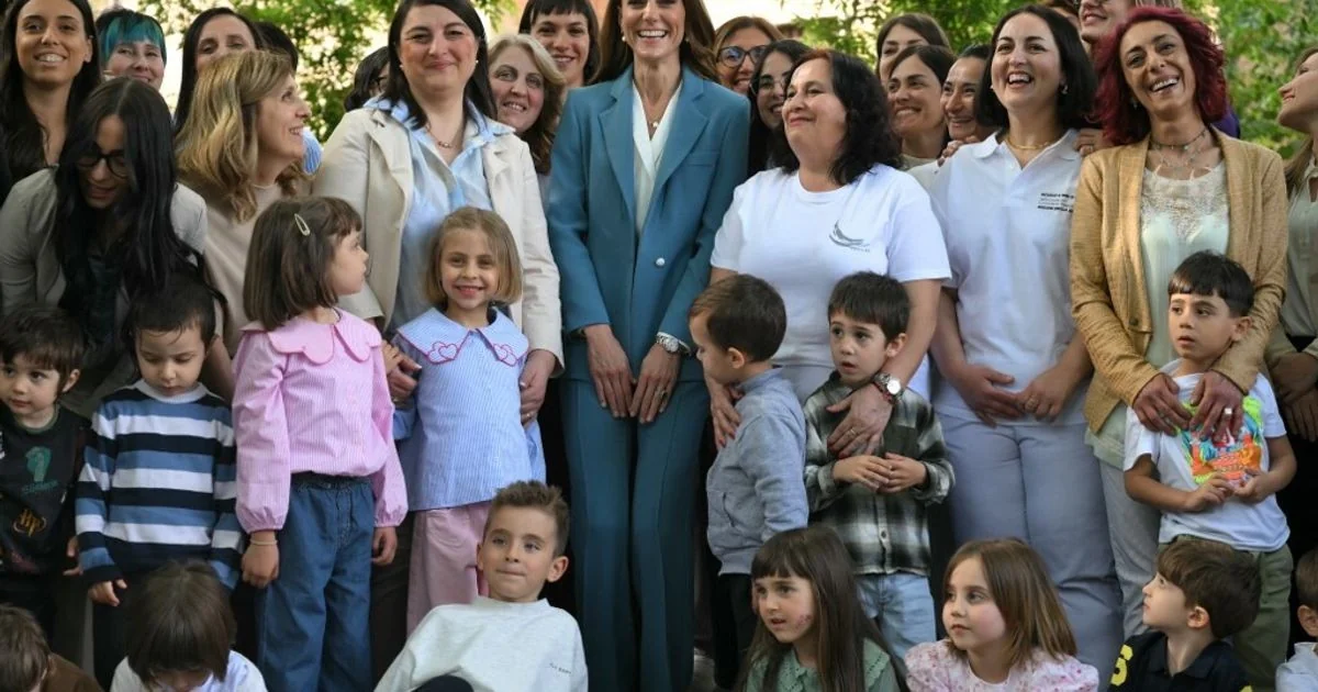 Kate Middleton é saudada como a nova Diana em Reggio Emilia: um movimento simbólico no tabuleiro real