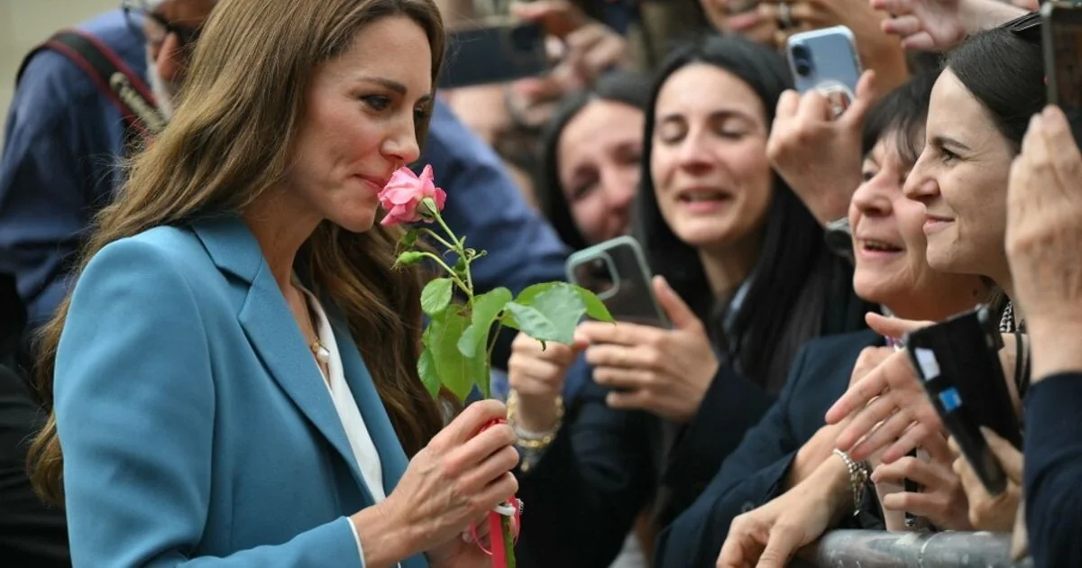 Multidão em Reggio Emilia reverencia Kate Middleton: 'É a nova Lady Diana'