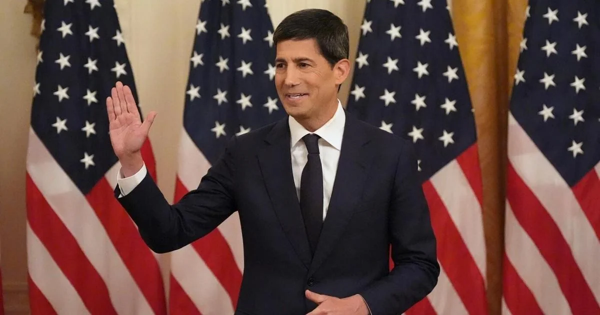 Kevin Warsh assume a presidência do Federal Reserve e recebe elogios de Trump