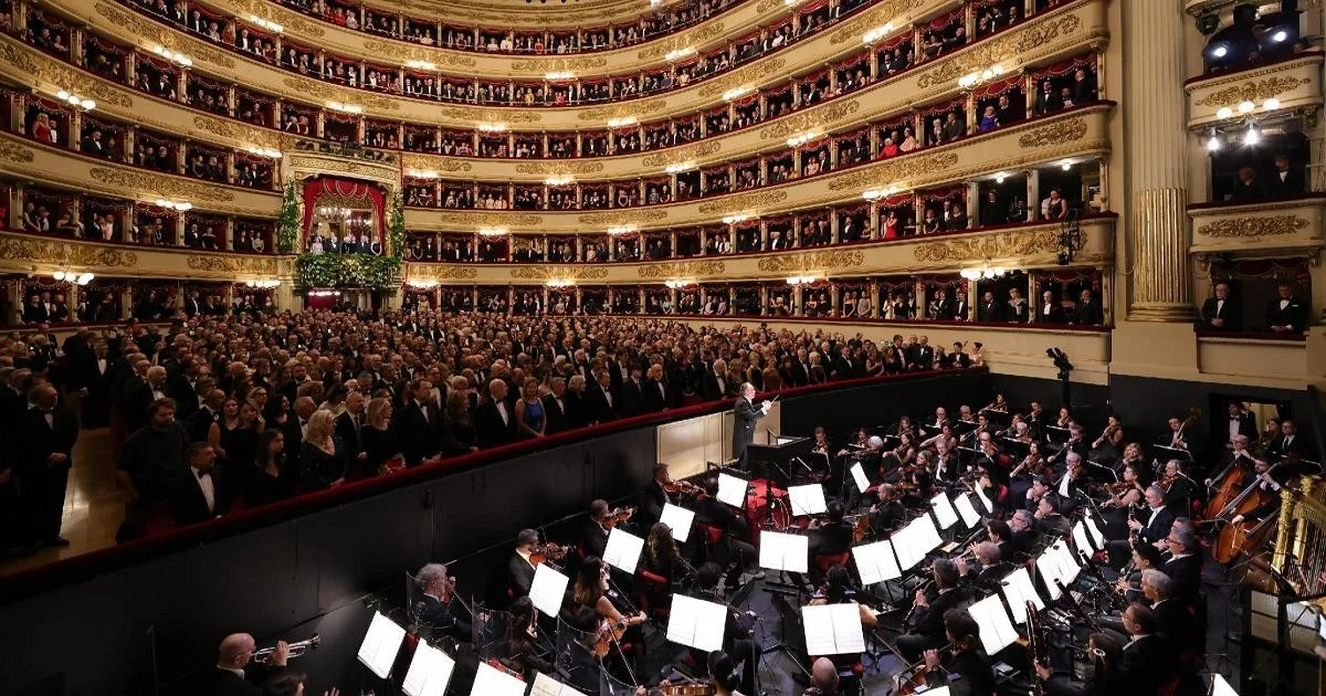 La Scala celebra 80 anos da reconstrução pós-bombardeios: memória, música e rito cívico