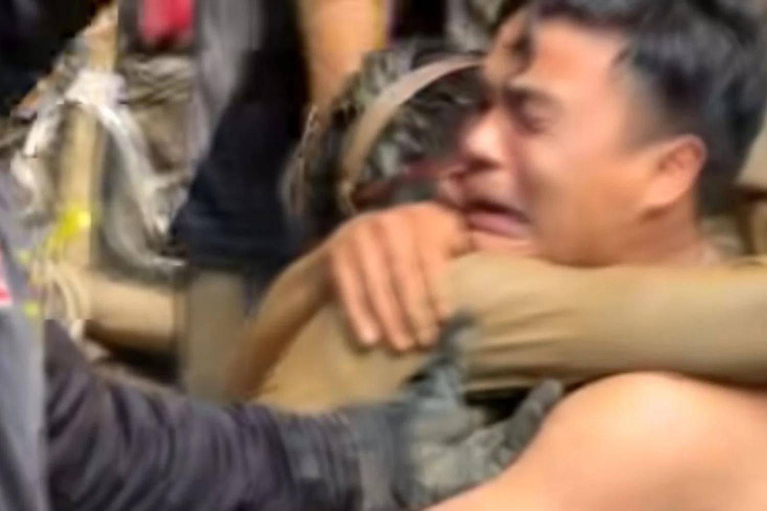 Laos: cinco mineiros resgatados após 10 dias em caverna inundada; dois seguem desaparecidos