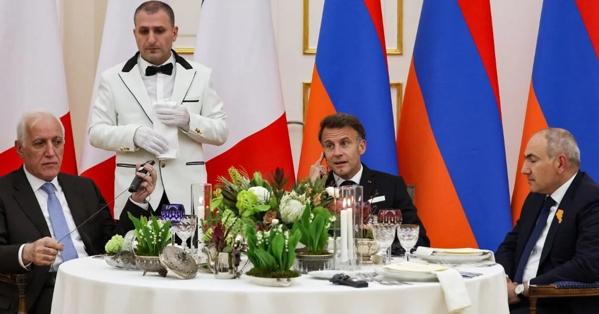 Macron entoa 'La Bohème' em jantar de Estado em Erevan enquanto Pashinyan assume a bateria