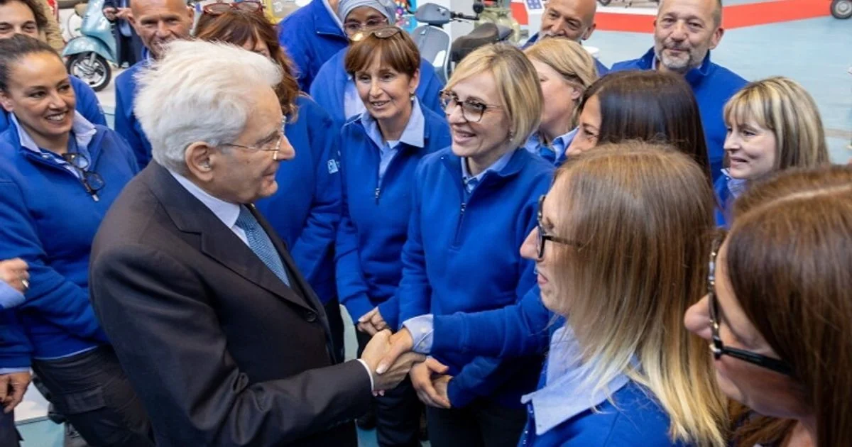 Mattarella em Pontedera: no 1º de Maio, o trabalho como alicerce da democracia e urgência pela segurança