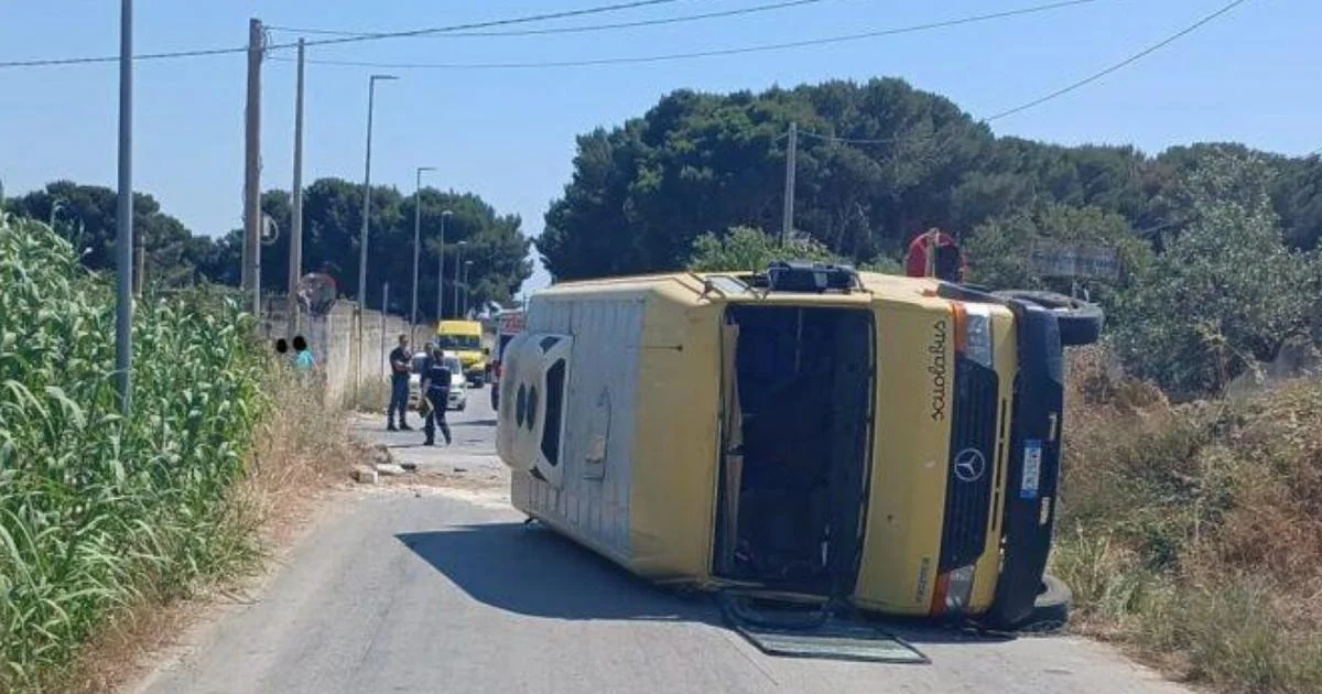 Colisão em Mazara del Vallo entre ônibus escolar e Nissan Qashqai deixa crianças feridas; ninguém corre risco de vida