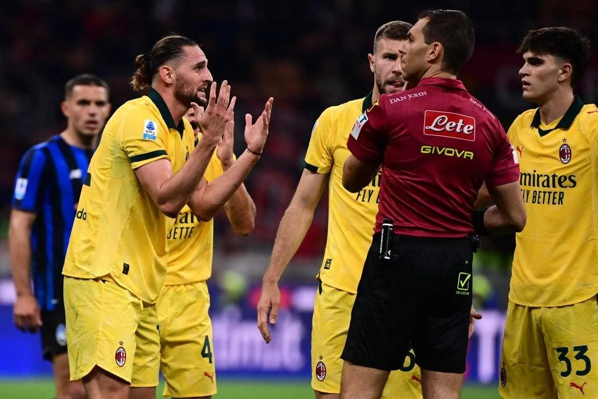 Milan-Atalanta: gol anulado a Fullkrug após check do VAR em lance de fora de jogo