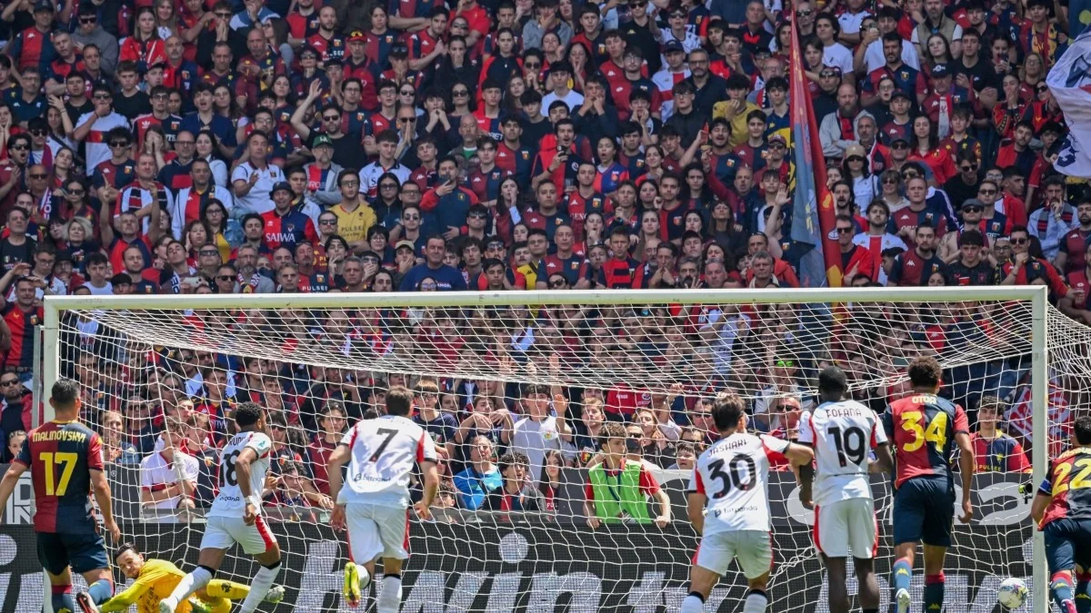 Milan vence Genoa por 2-1 no Marassi: Nkunku abre com pênalti, Athekame fecha; Vásquez insiste