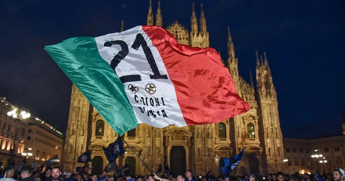 Milão em Festa: Inter celebra Scudetto e Coppa Italia entre multidão, fogos e um incêndio controlado