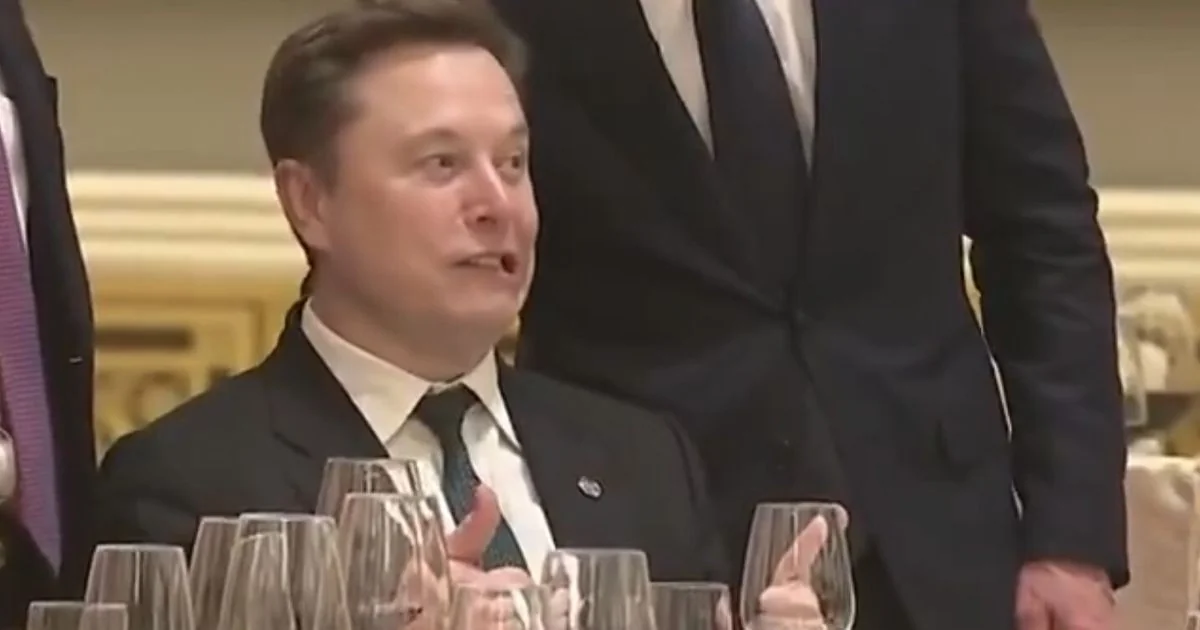 Musk e Cook no banquete de Estado em Pequim: sorrisos e caras no tabuleiro diplomático