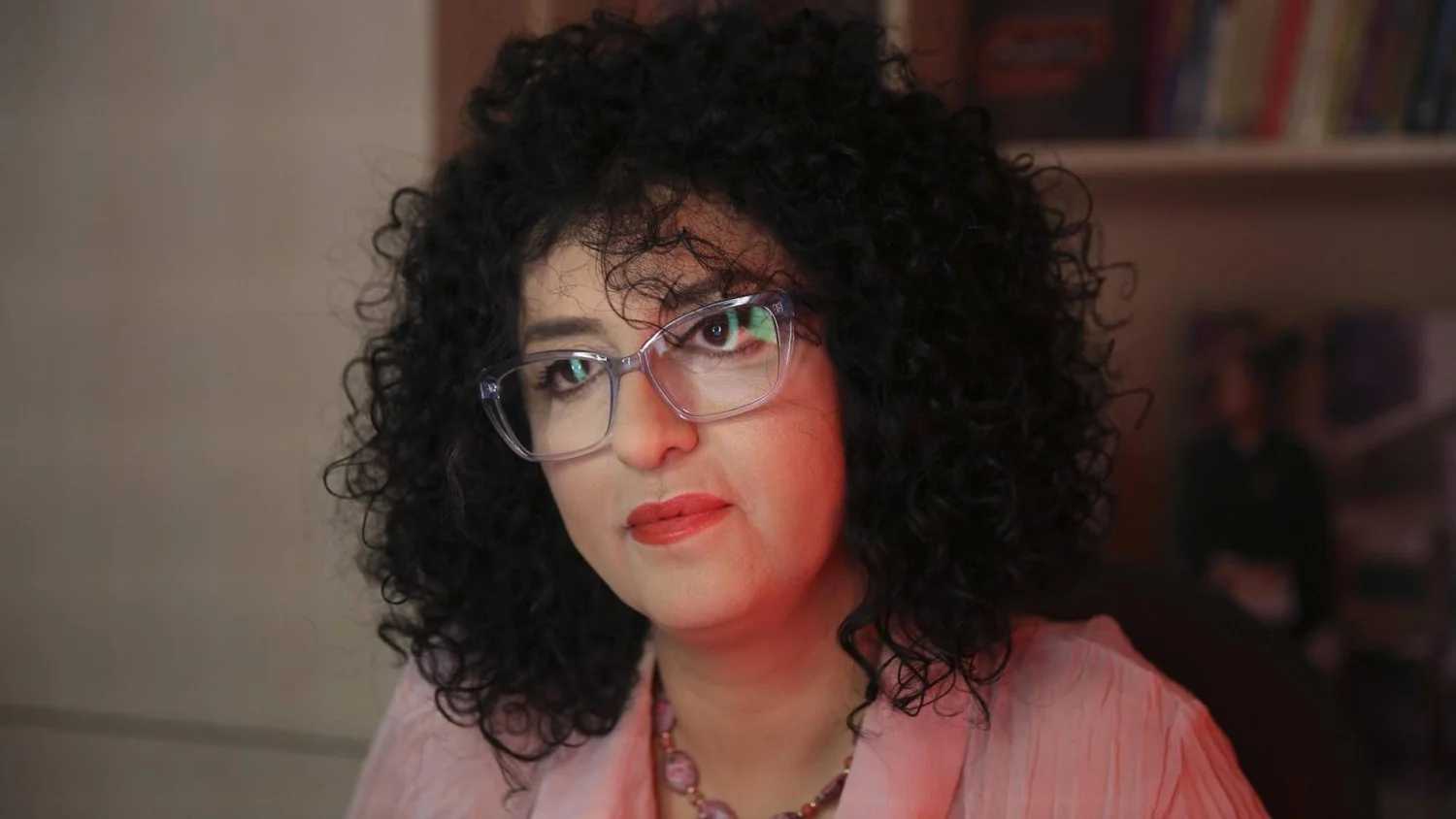 Narges Mohammadi é liberada mediante caução e transferida a hospital em Teerã por razões de saúde