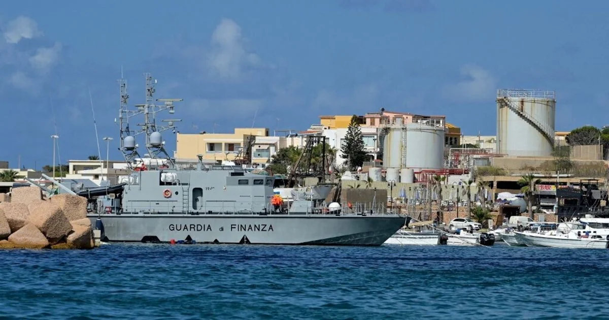 Neonata morre de hipotermia após desembarque em Lampedusa: ocorrência no molo Favarolo