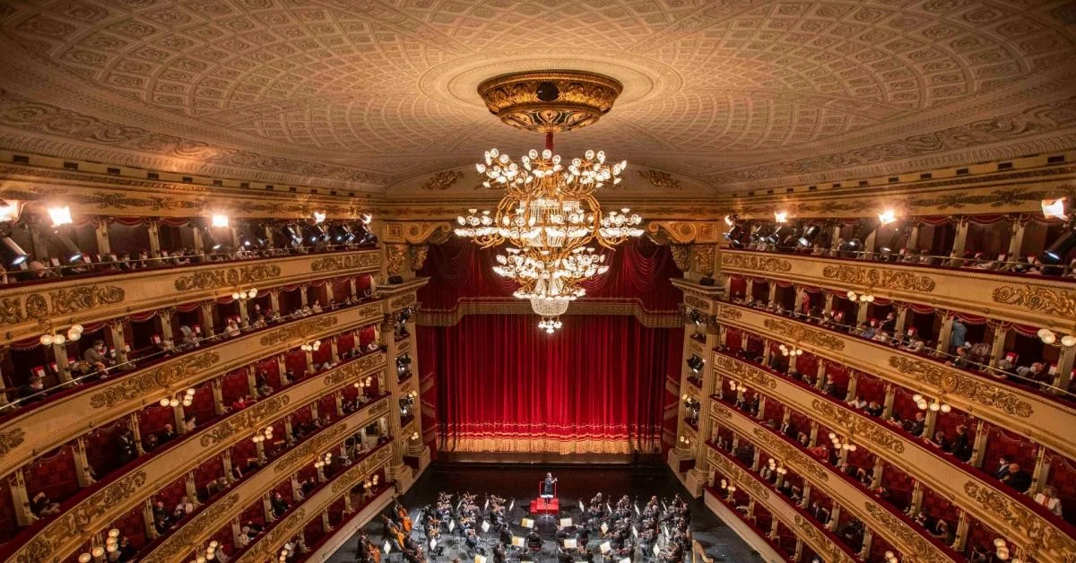 “Note di luce” de Marco Lodola transforma Piazza della Scala em palco luminoso para os 80 anos da reabertura