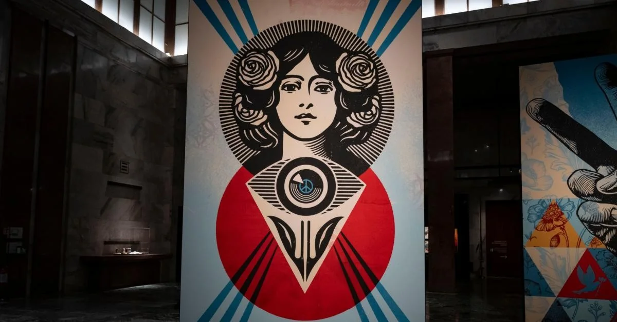 OBEY em Gallerie d'Italia — Napoli: Shepard Fairey e o poder da paz em exibição