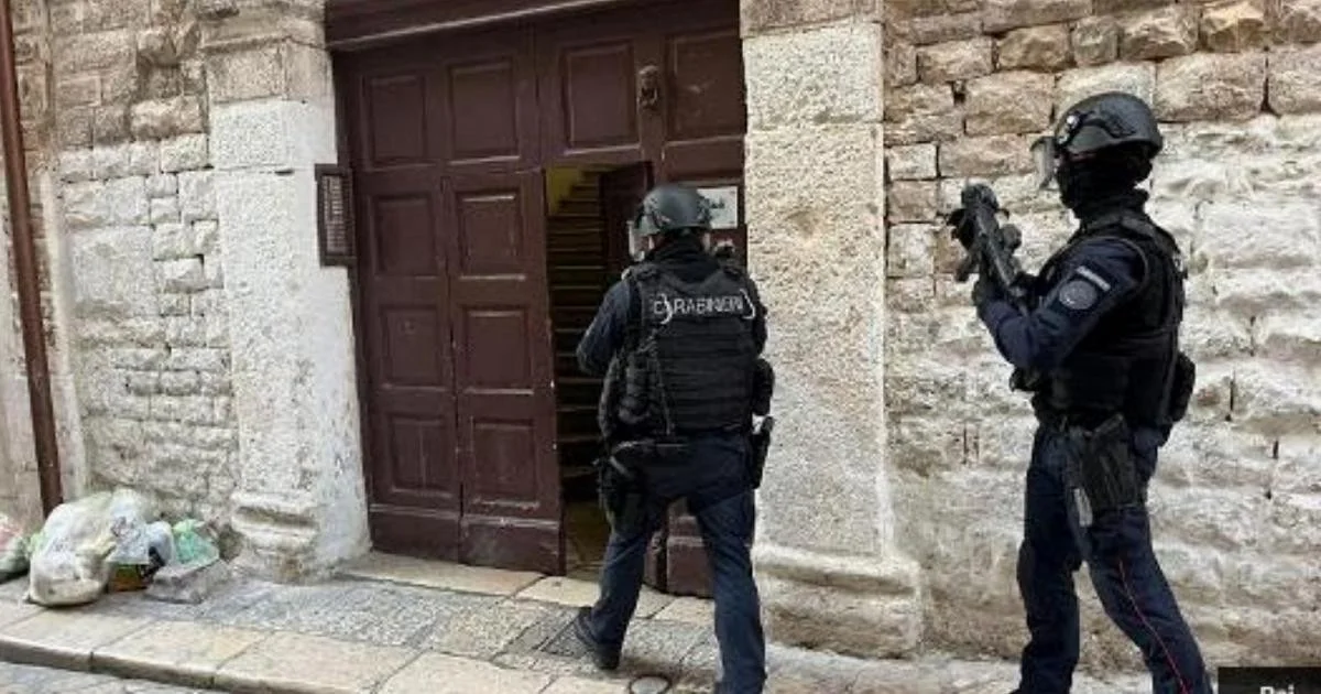 Operação em Bari: 14 medidas entre arrestos e fermi por homicídios ligados a clãs rivais