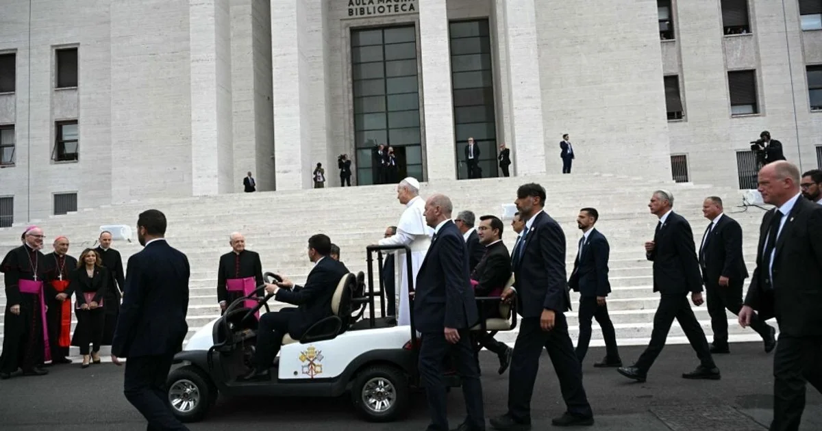 Papa Leone na Sapienza: 'Quem busca a verdade encontrará Deus' e alerta sobre IA militar e gastos bélicos