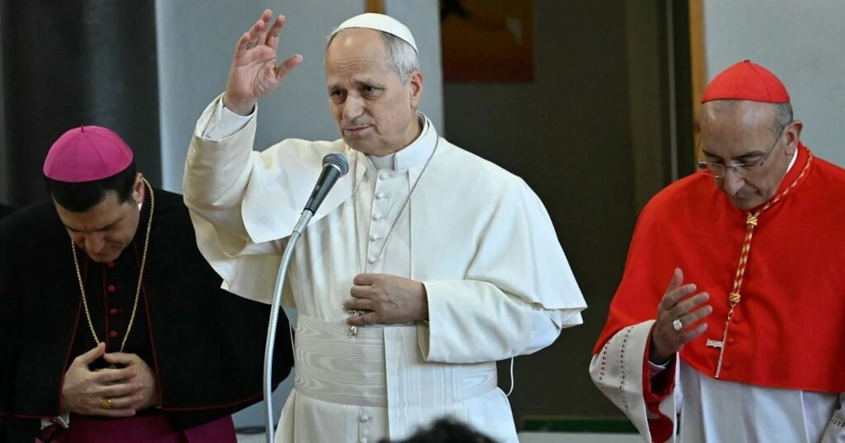 Papa Leone XIV é ignorado por funcionário de banco em Chicago: episódio revela choque entre protocolo e autoridade