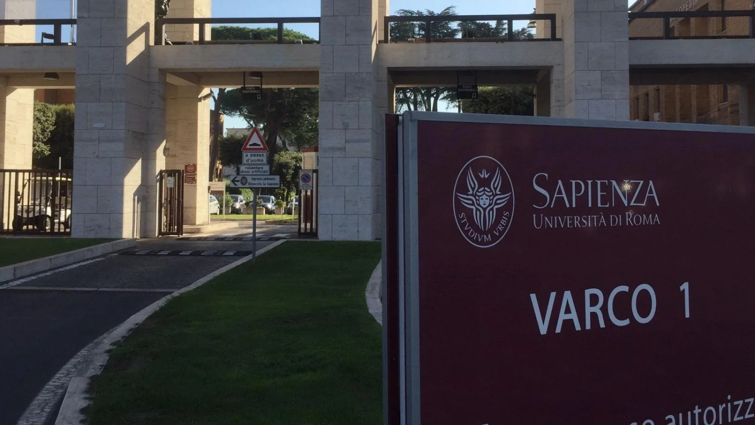 Estudantes em êxtase: Papa Leone XIV visita a Sapienza para oração e discurso na Aula Magna