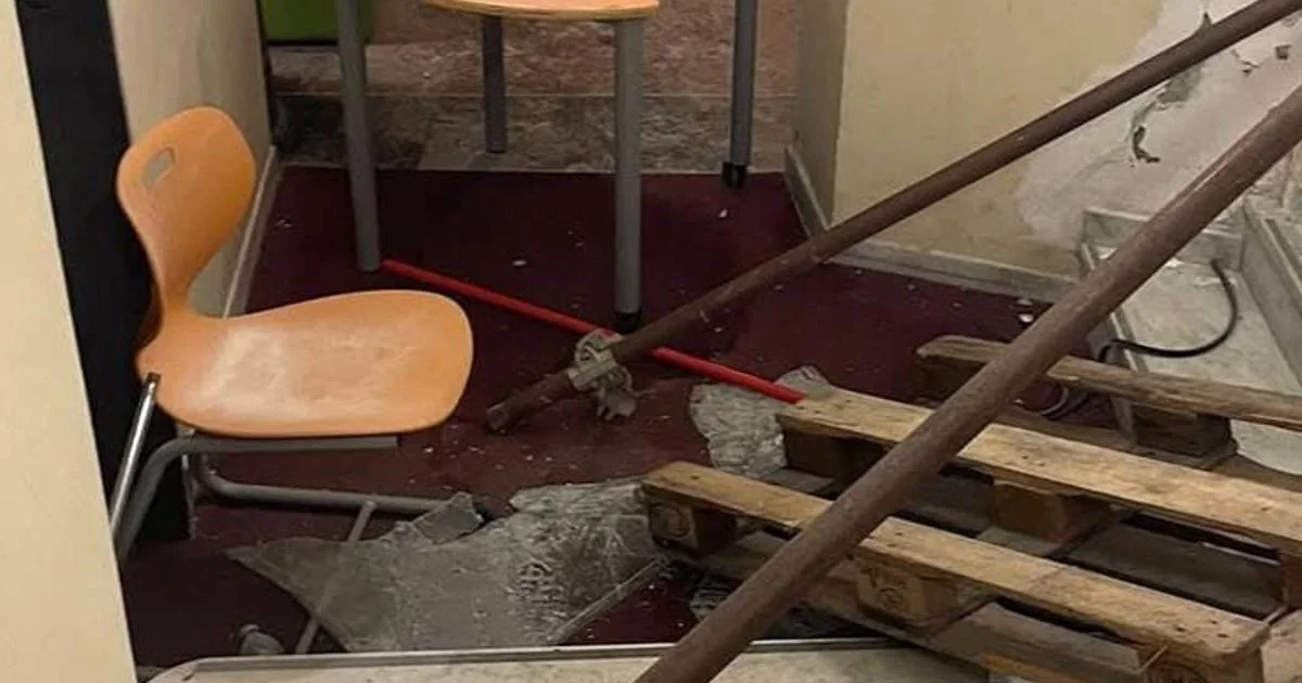 Agressão a dois docentes em Parma após reprimenda: vídeo viral mostra ataque de grupo de estudantes