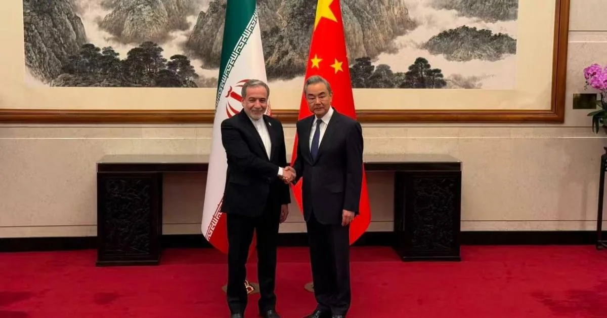 Pequim: Araghchi e Wang Yi discutem relações bilaterais, Estreito de Hormuz e tensão regional