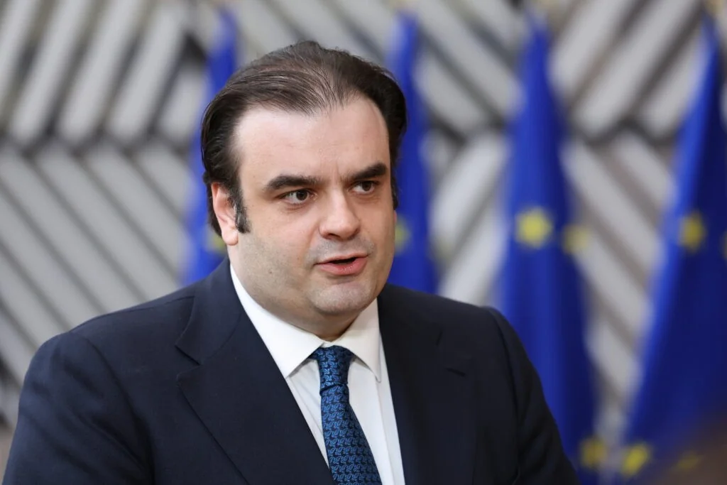 Pierrakakis: pressão stagflacionária, mas a União Europeia resiste e prepara resposta cirúrgica