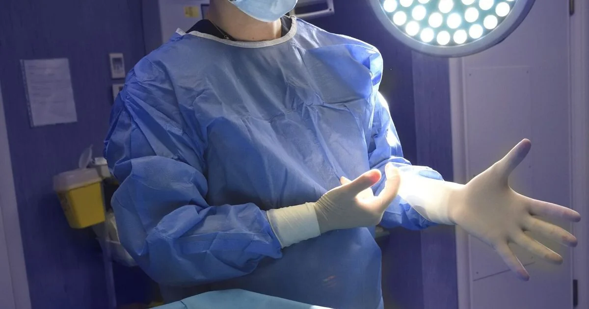 Pinças esquecidas em abdominoplastia em Nápoles: paciente denuncia erro grave
