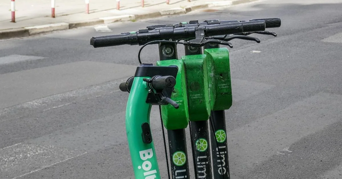 Placa obrigatória para monopatins elétricos até 16 de maio; alto risco de atrasos e multas